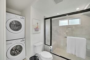 Brand-New Chic Nest In Prime Location