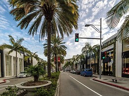 Brand-New Chic Nest In Prime Location