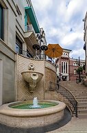 Brand-New Chic Nest In Prime Location
