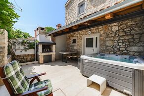 Warm Holiday Home With Terrace