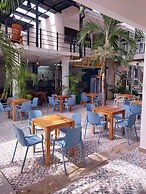 Wide Mouth Frog Hotel