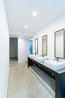 Wide Mouth Frog Hotel