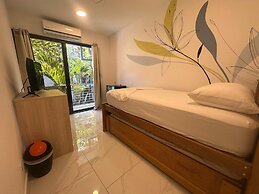 Wide Mouth Frog Hotel