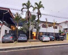 Wide Mouth Frog Hotel