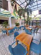 Wide Mouth Frog Hotel