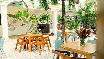 Wide Mouth Frog Hotel