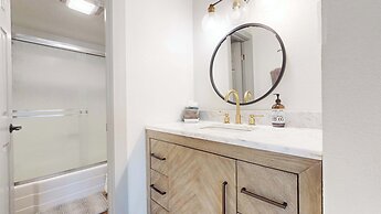 Crestview #40 Chic Condo for 6