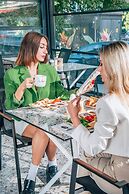 Lucky Monkey Midi Hotel