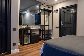 Lucky Monkey Midi Hotel