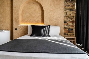 Lucky Monkey Midi Hotel