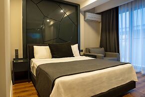 Lucky Monkey Midi Hotel