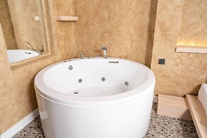 Lucky Monkey Midi Hotel