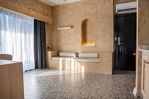 Lucky Monkey Midi Hotel