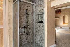 Lucky Monkey Midi Hotel