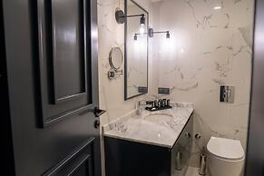 Lucky Monkey Midi Hotel