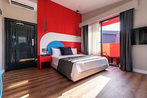 Lucky Monkey Midi Hotel