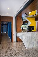 Lucky Monkey Midi Hotel