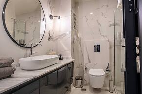 Lucky Monkey Midi Hotel