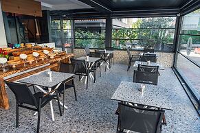 Lucky Monkey Midi Hotel