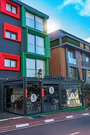 Lucky Monkey Midi Hotel