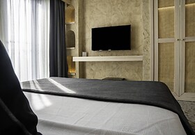 Lucky Monkey Midi Hotel