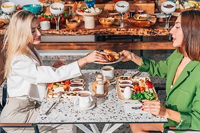 Lucky Monkey Midi Hotel