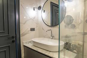 Lucky Monkey Midi Hotel