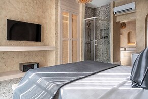 Lucky Monkey Midi Hotel