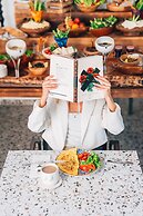 Lucky Monkey Midi Hotel