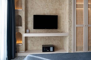 Lucky Monkey Midi Hotel