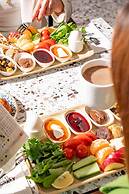 Lucky Monkey Midi Hotel