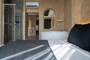 Lucky Monkey Midi Hotel