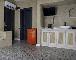 Lucky Monkey Midi Hotel