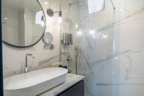 Lucky Monkey Midi Hotel