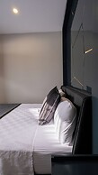 Lucky Monkey Midi Hotel