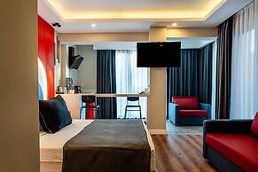 Lucky Monkey Midi Hotel