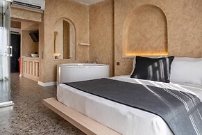 Lucky Monkey Midi Hotel