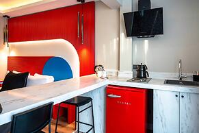 Lucky Monkey Midi Hotel