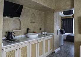 Lucky Monkey Midi Hotel