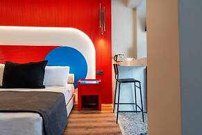 Lucky Monkey Midi Hotel