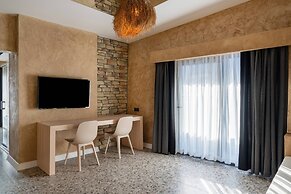 Lucky Monkey Midi Hotel