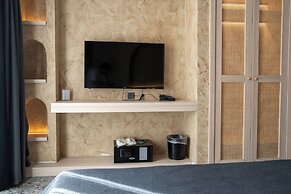Lucky Monkey Midi Hotel