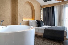 Lucky Monkey Midi Hotel