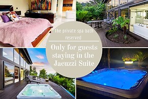 Jacuzzi Suite - Ocean Views & Beach