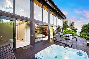 Jacuzzi Suite - Ocean Views & Beach