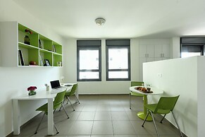 1 BR Apt w living room & learning area