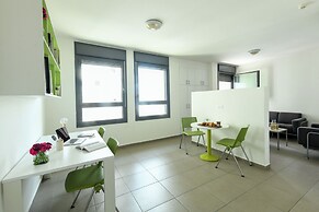1 BR Apt w living room & learning area