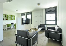 1 BR Apt w living room & learning area
