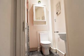 Wolverhampton - 4 Bed House - Free Parking