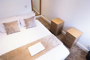 Wolverhampton - 4 Bed House - Free Parking